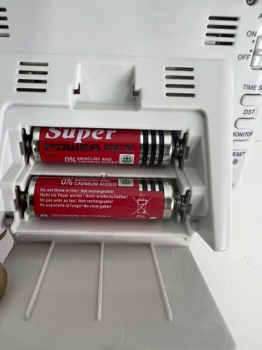 Настольные часы-будильник QHL068WN Настольные часы-будильник QHL068WN